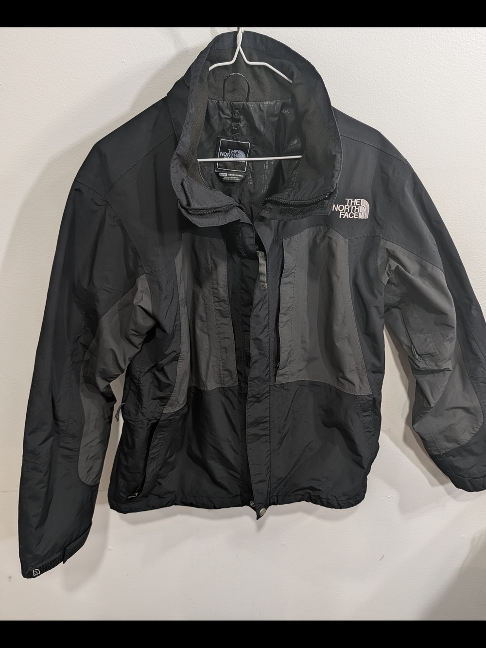 The North Face Men's Black/Grey Lightweight Jacket